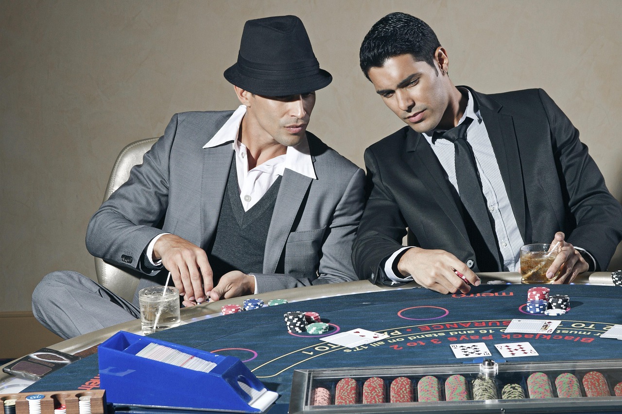Poker ou blackjack : quel jeu choisir quand on débute ?